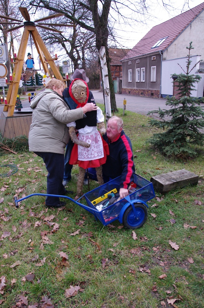 Lostauer Heimatverein beim liebevollen Aufbau von Strohpuppen für ein festliches Weihnachtsbild. 
