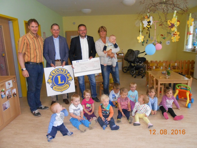 Titelbild zum News-Artikel Lions Club spendet für Kita-Spielgerät