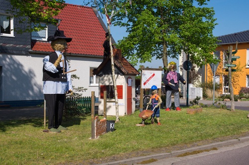 Titelbild zum News-Artikel Strohpuppen bauen