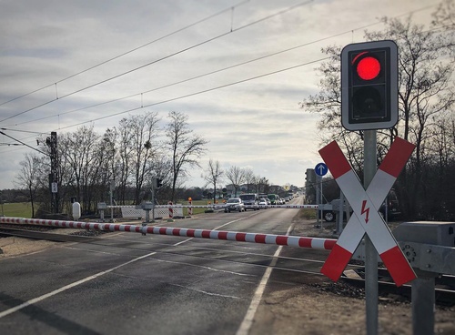 Titelbild zum News-Artikel Petition – Für eine Brücke am Bahnübergang Heyrothsberge / B1