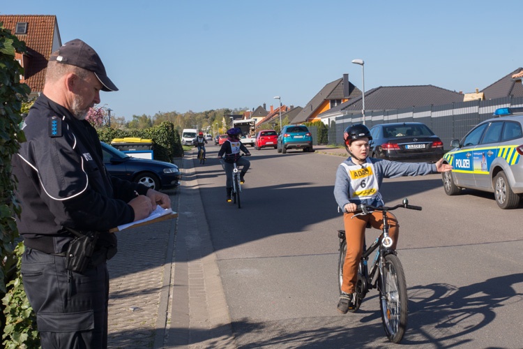 Titelbild zum News-Artikel Auf zwei Rädern sichern durch den Verkehr