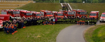 Der Bürgermeister dankt den Kameraden der Feuerwehr