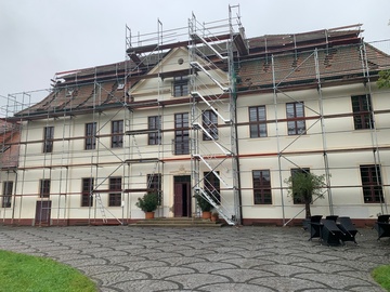 Das Dach des Kavaliershauses Pietzpuhl wird saniert