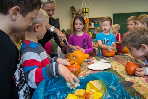 Titelbild zum News-Artikel: 200 Kinder feiern den Kürbis