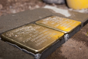 Über Geschichte stolpern