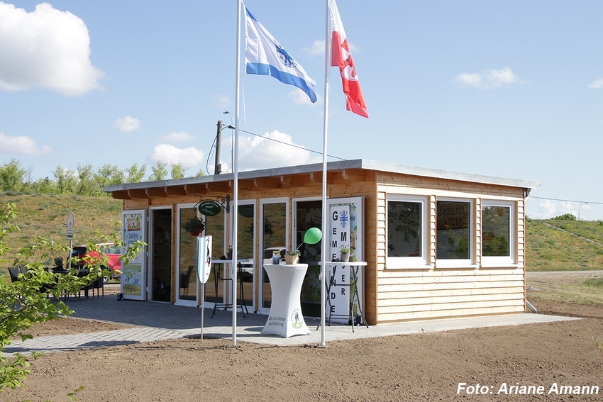Der Tourismuspavillon, der aus Holz gefertigt ist.