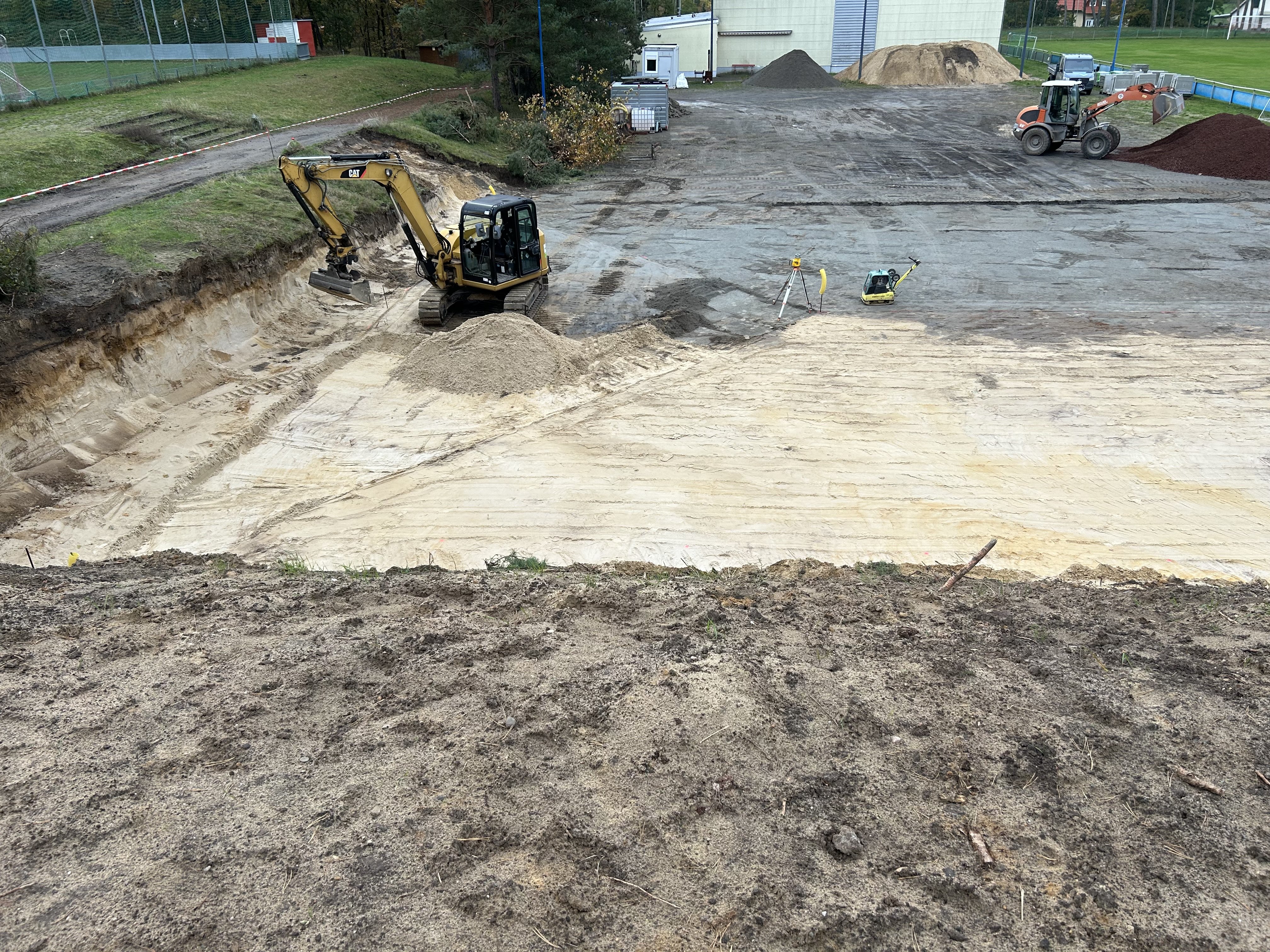 Bild der Baustelle Bolzplatz Hohenwarthe mit Minibagger und Radlader