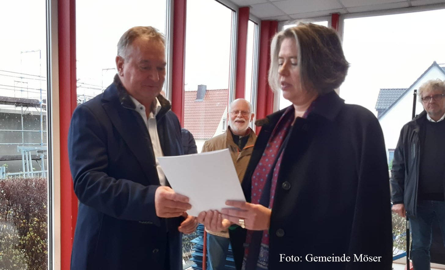 Gemeindebürgermeister Bernd Köppen und Innenministerin Tamara Zischang mit Förderbescheid. 
