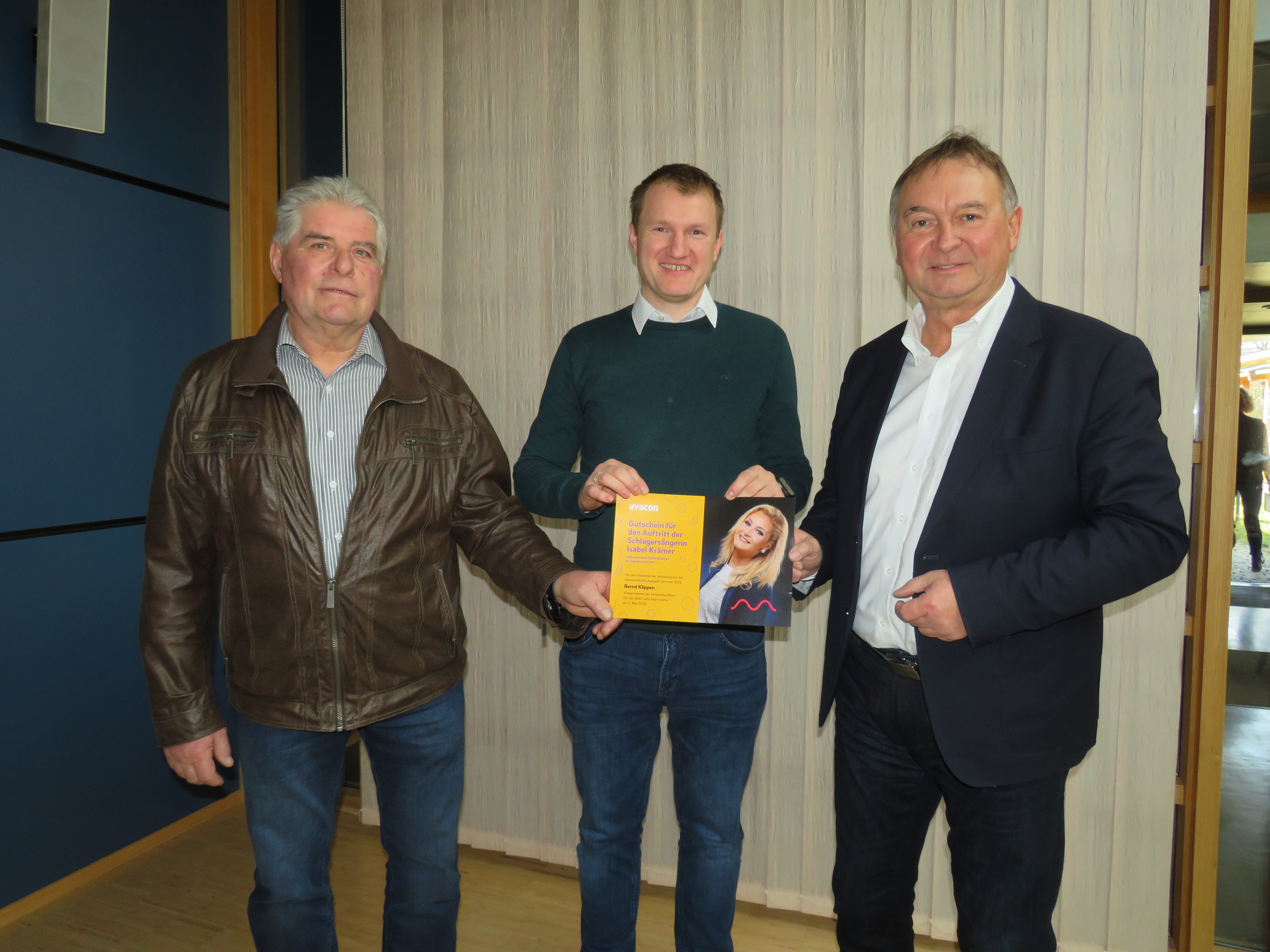 Bernd Köppen und Lostauer Ortsbürgermeister Thomas Voigt mit Carsten Birkholz von Avacon 