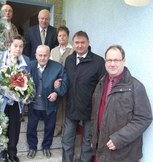 Auf der Treppe des Hauses versammelten sich Bürgermeister und die Jubilare um den Gesängen des Seniorenchores zu lauschen.