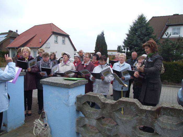 Der gemischte Seniorenchor überraschte das eiserne Paar mit alten Volksliedern.