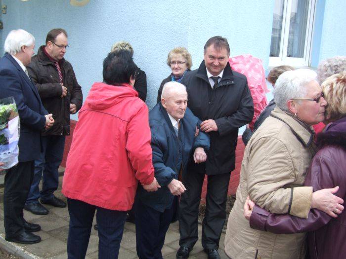 Trotz der Kälte hielt Helmut Worch tapfer durch und ließ es sich nicht nehmen, jeden Gast persönlich zu begrüßen. Gestützt auf Bürgermeister Bernd Köppen, nahm er die Glückwünsche der zahlreichen Gäste entgegen.