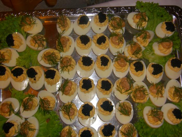 Raffiniert gefüllte Eier mit Kaviar. Wir zeigen Ihnen nur Fotos von den kalten Platten damit Sie, liebe Leserinnen und Leser, nicht neidisch werden.