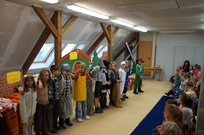 Die talentierten jungen Schauspielerinnen und Schauspieler am Ende der wunderbaren Premierenvorstellung.