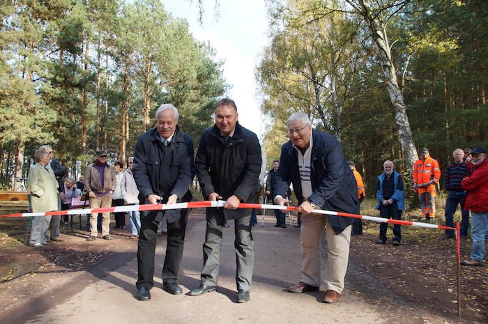 Das Durchschneiden des Bandes zur Eröffnung des neuen Waldwegs zwischen Lostau und Möser.