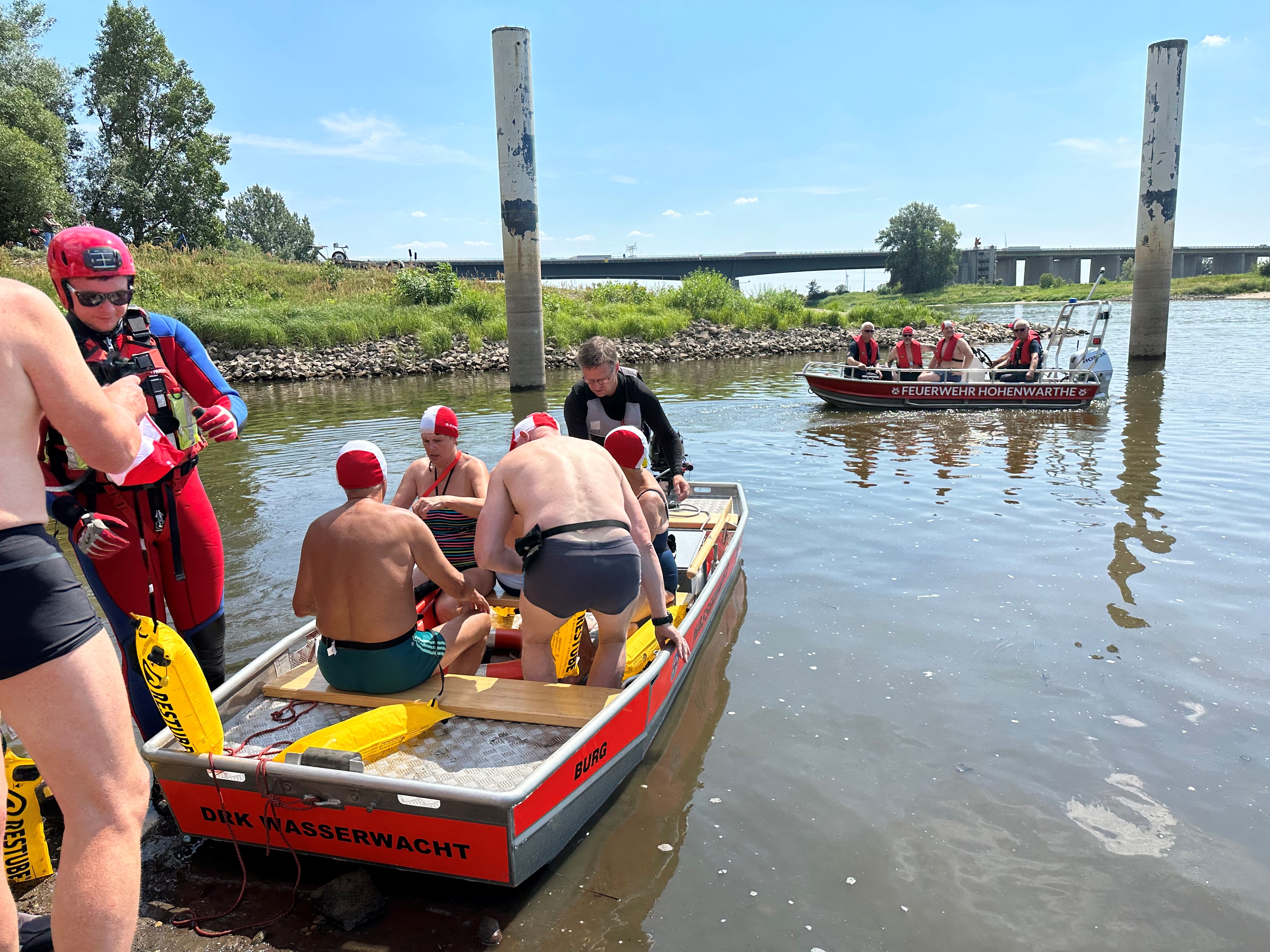 Boote der DLRG und Feuerwehr auf der Elbe am Elbebadetag 2024