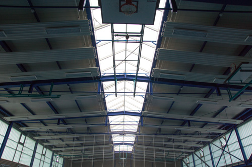 Das Dach der Sporthalle Hohenwarthe