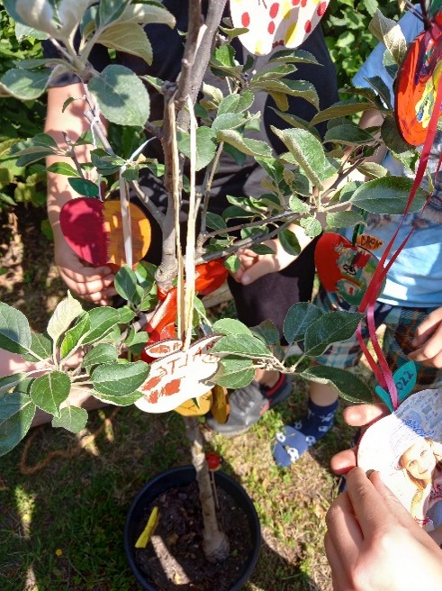 geschmückter Baum mit selbst gebastelter Obstdekoration