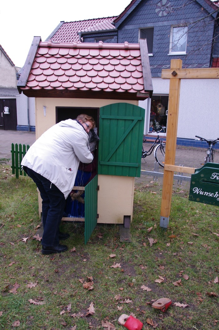 Vorbereiten und Gestalten des Häuschens von Rotkäppchens Großmutter.