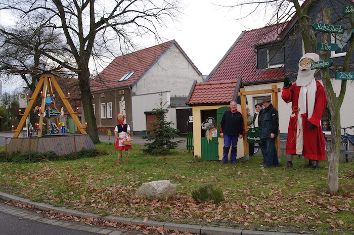 Fertiges Weihnachtsbild mit Pyramide, Rotkäppchen, dem Häuschen mit dem Wolf darin und ein überdimensionaler Weihnachtsmann.