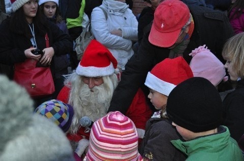Der Weihnachtsmann kam auch 2011 nach Lostau und wurde von den zahlreichen Besuchern ganz herzlich begrüßt. Auch für dieses Jahr hat er sein Erscheinen angekündigt. Alle Fotos: Siegfried Getzlaff 