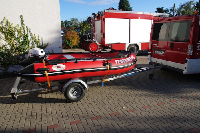 Ein neues, rotes Rettungsbot für die Feuerwehr.