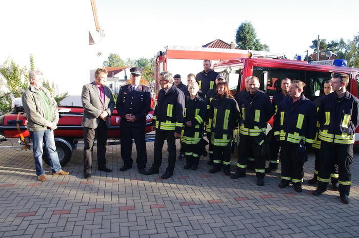 Die Feuerwehrmannschaft der Einheitsgemeinde vor dem brandneuen Rettungsboot.