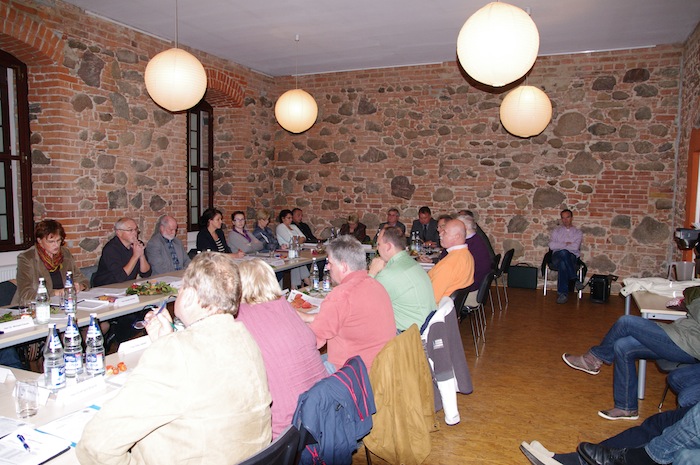 Sitzung des Gemeinderats im Versammlungsraum.