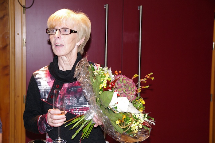 Doris Jantz mit Blumenstrauß bei ihrer Verabschiedung. 