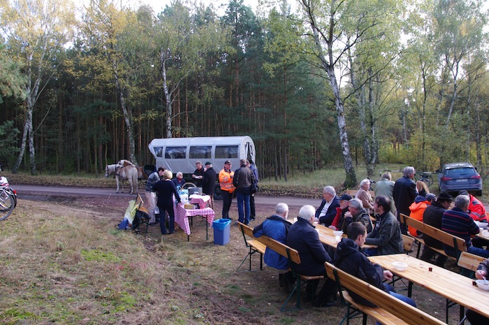 Eröffnungsfeier im Wald am neuen Weg.