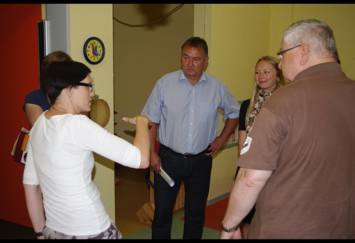 Diskussion zwischen Mitarbeiterinnen und Mitarbeitern.