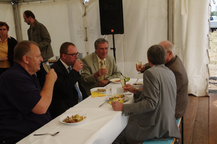 Nach dem Spatenstich gab es einen kleinen Empfang mit Sekt, Schnittchen und Soljanka