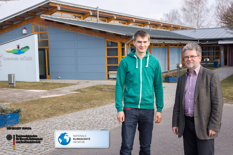 Udo Schmermer und Philip Kremer vor der Gemeinde Möser